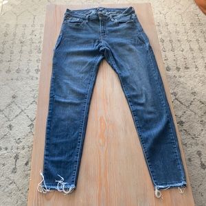 Skinny jeans with distressed hem